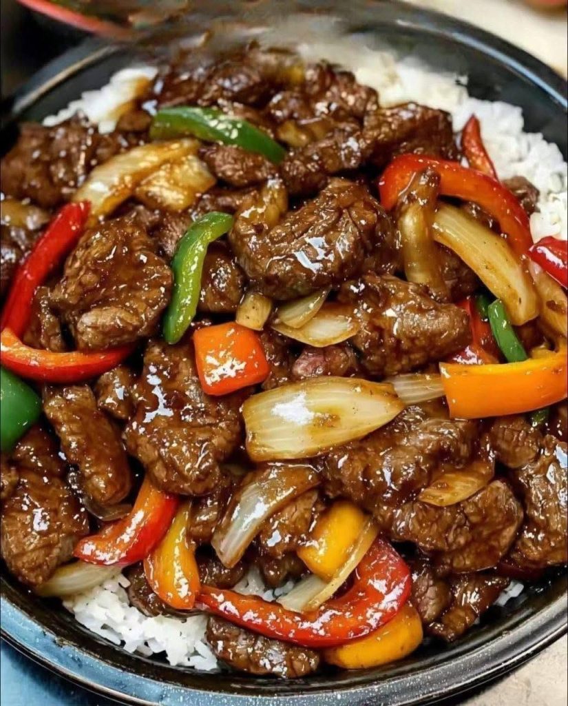 Mört nötkött med paprika och lök i glansig sås – en smakrik middag på 30 minuter!